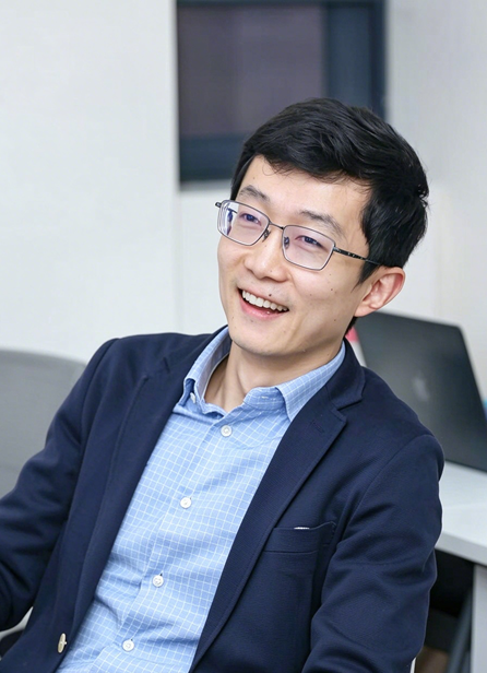 Portrait of Zilong Zhang
